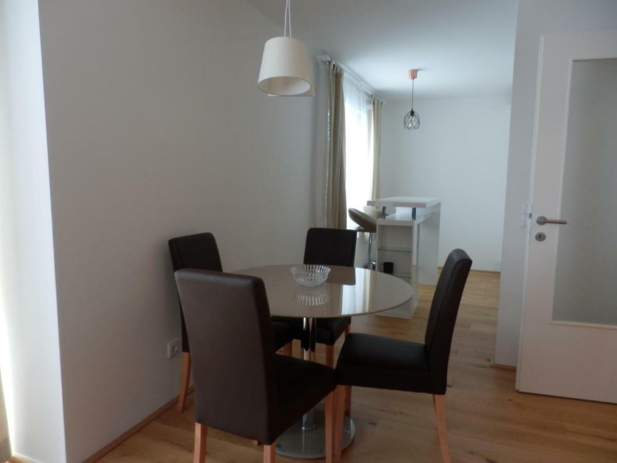 Apartment Spacious, Modern 1-bdrm Apt Near Vic & Austria Ctr *