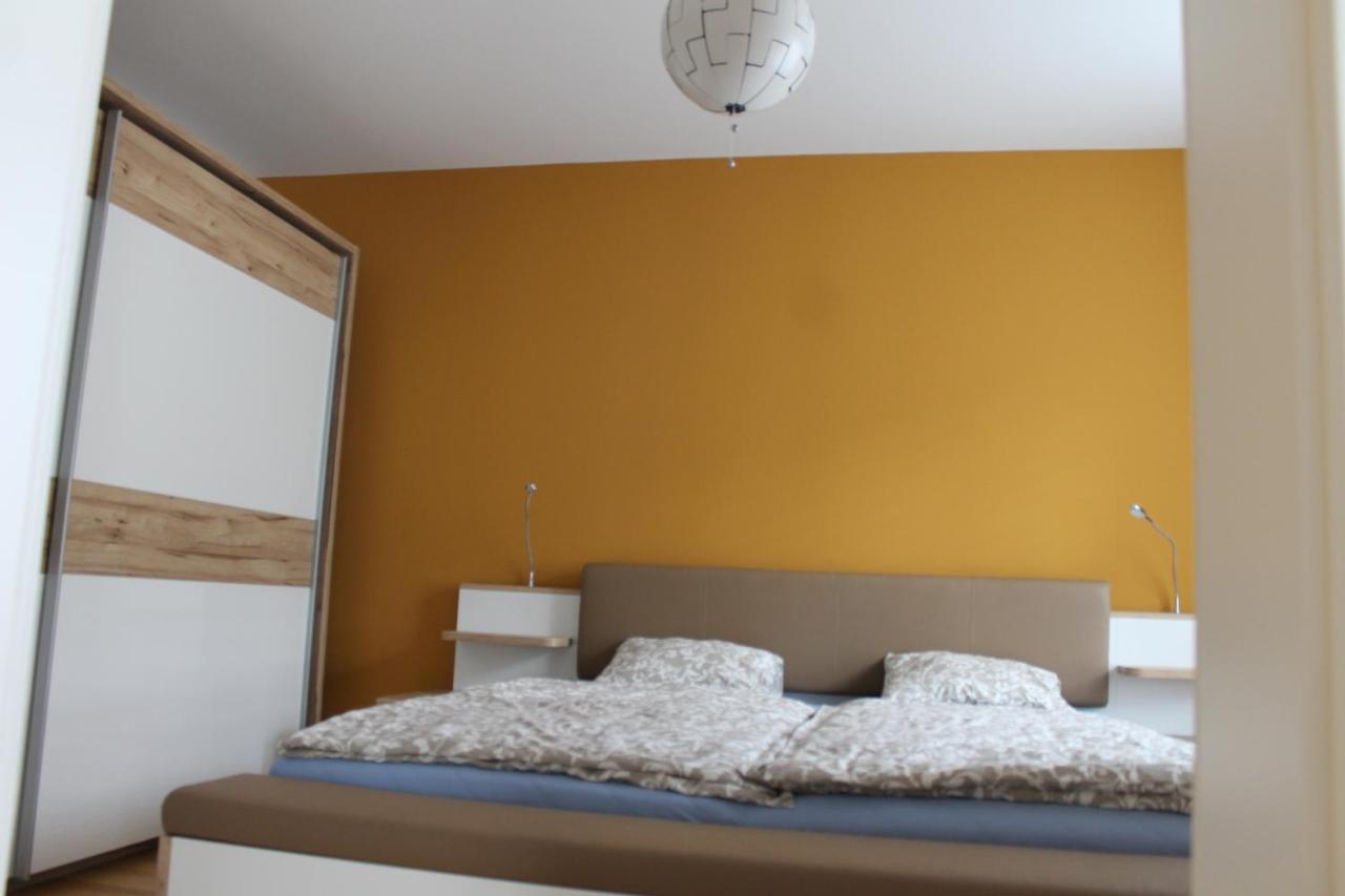 Spacious, Modern 1-bdrm Apt Near Vic & Austria Ctr Apartment